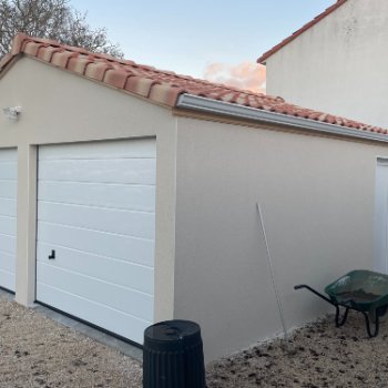 Garage en béton enduit 2 pentes
